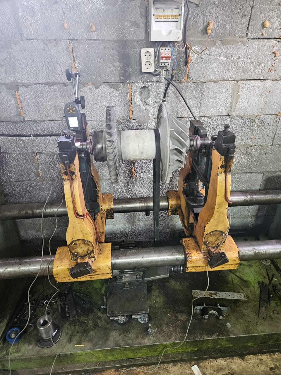 Modernizuotas balansavimo stovas su Balanset-1A OEM, balansuojantis rotorių.